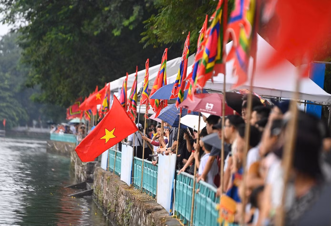 Đông đảo người dân Thủ đô và du khách hòa mình vào không khí sôi động ven Hồ Tây, hào hứng theo dõi và và cổ vũ nhiệt tình cho các đội đua.