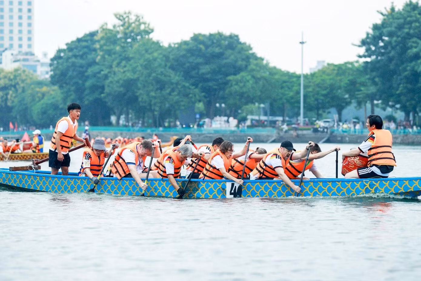 Hồ Tây “dậy sóng” với màn tranh tài thuyền rồng, ván SUP giữa mùa thu Hà Nội ảnh 7 Hồ Tây “dậy sóng” với màn tranh tài thuyền rồng, ván SUP giữa mùa thu Hà Nội ảnh 7