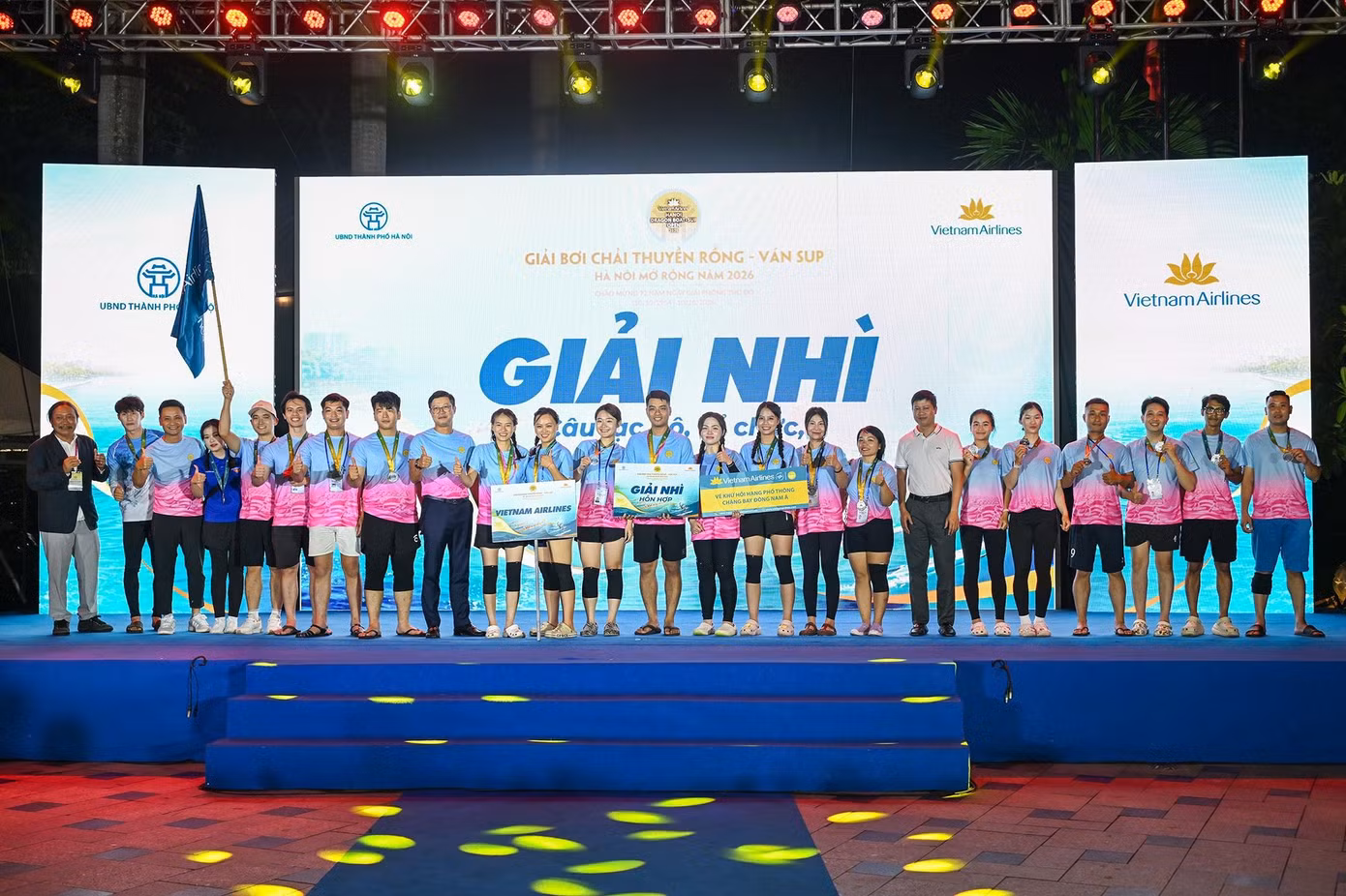 Hồ Tây “dậy sóng” với màn tranh tài thuyền rồng, ván SUP giữa mùa thu Hà Nội ảnh 12 Hồ Tây “dậy sóng” với màn tranh tài thuyền rồng, ván SUP giữa mùa thu Hà Nội ảnh 12