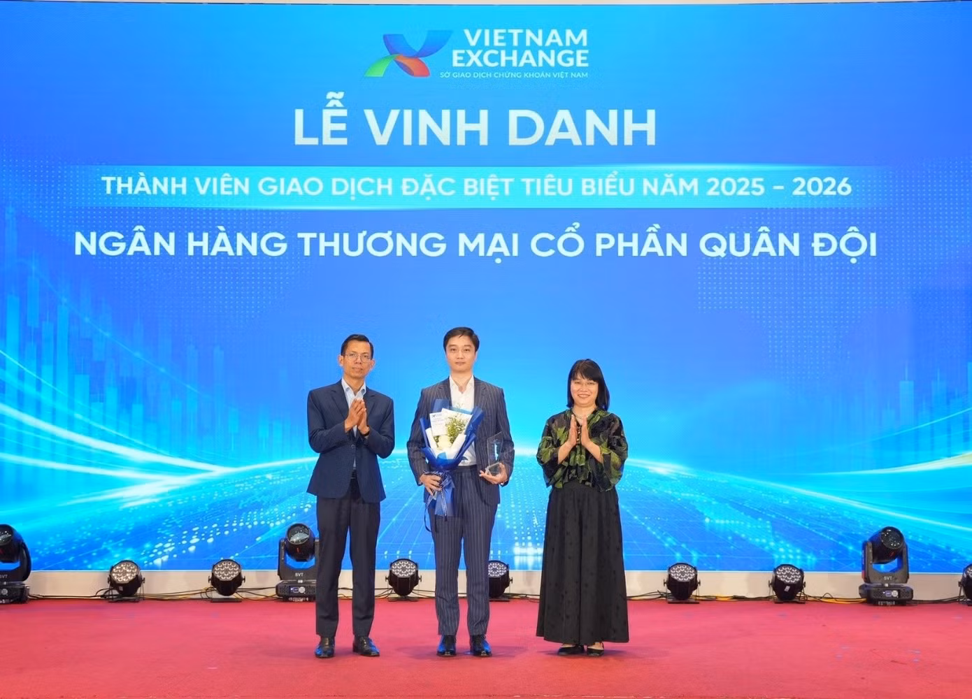 Đại diện MB nhận cúp vinh danh tại sự kiện