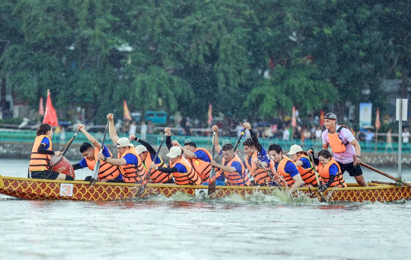 Hồ Tây “dậy sóng” với màn tranh tài thuyền rồng, ván SUP giữa mùa thu Hà Nội ảnh 6 Hồ Tây “dậy sóng” với màn tranh tài thuyền rồng, ván SUP giữa mùa thu Hà Nội ảnh 6