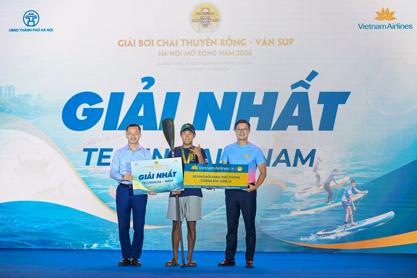 Hồ Tây “dậy sóng” với màn tranh tài thuyền rồng, ván SUP giữa mùa thu Hà Nội ảnh 13 Hồ Tây “dậy sóng” với màn tranh tài thuyền rồng, ván SUP giữa mùa thu Hà Nội ảnh 13