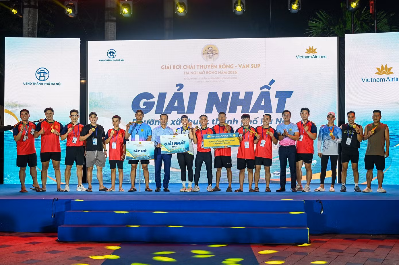 Hồ Tây “dậy sóng” với màn tranh tài thuyền rồng, ván SUP giữa mùa thu Hà Nội ảnh 11 Hồ Tây “dậy sóng” với màn tranh tài thuyền rồng, ván SUP giữa mùa thu Hà Nội ảnh 11