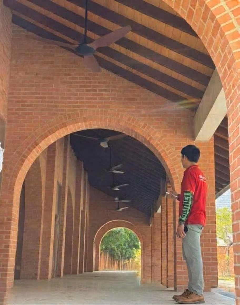 Kỹ thuật Mr.Vũ tại Campuchia đang kiểm tra bàn giao quạt cho dự án trường học công nghệ Chamnan Muon