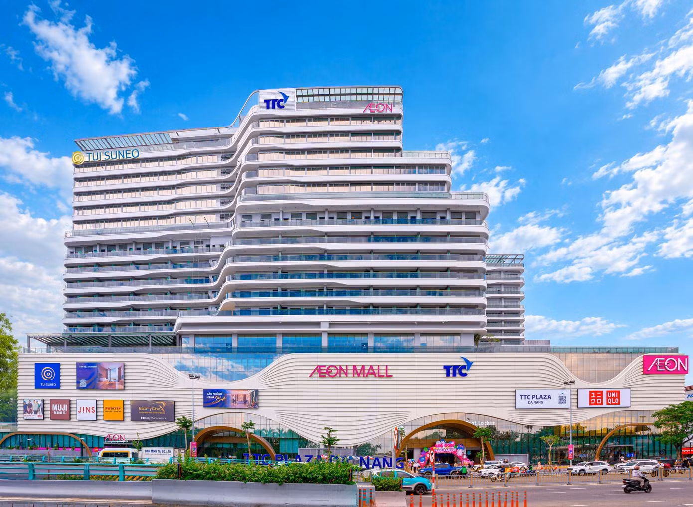 TTC Plaza Đà Nẵng quy tụ các thương hiệu quốc tế cùng hệ thống dịch vụ đa dạng, gồm Aeon Mall Đà Nẵng Thanh Khê, khách sạn TUI SUNEO Đà Nẵng, các tiện ích thương mại, dịch vụ, trải nghiệm…