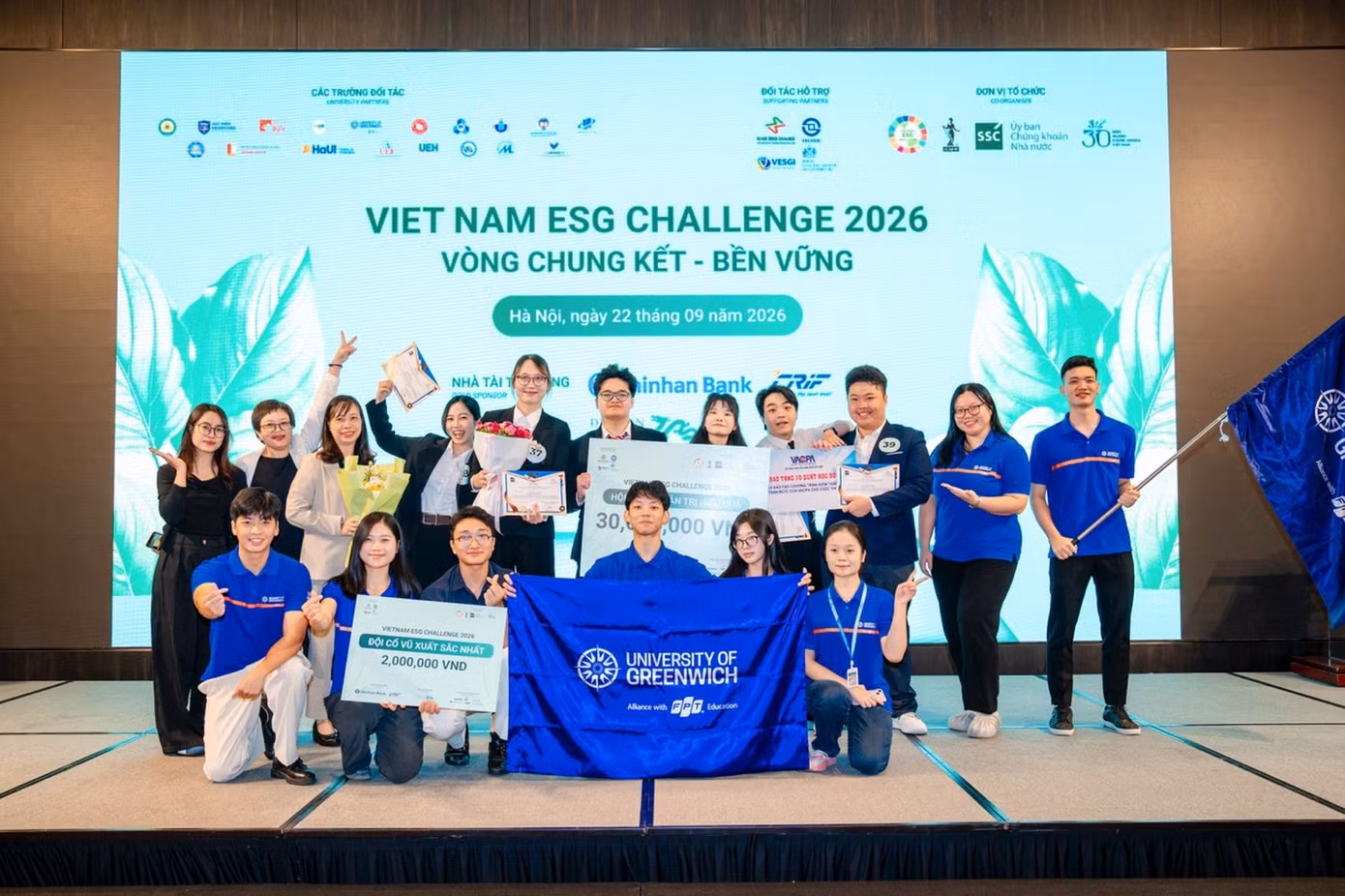 Đội cổ vũ Greenwich Việt Nam nhận Giải Best Cheering tại Vòng Chung kết.