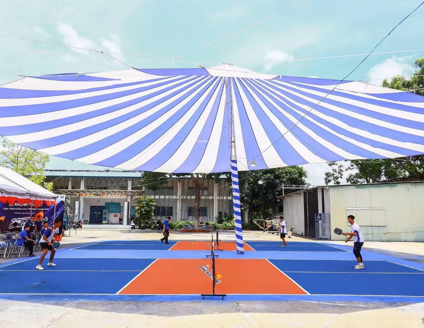 Sân được cải tạo mới rộng 800m2, gồm 2 sân pickleball và 1 khu tập đa năng.