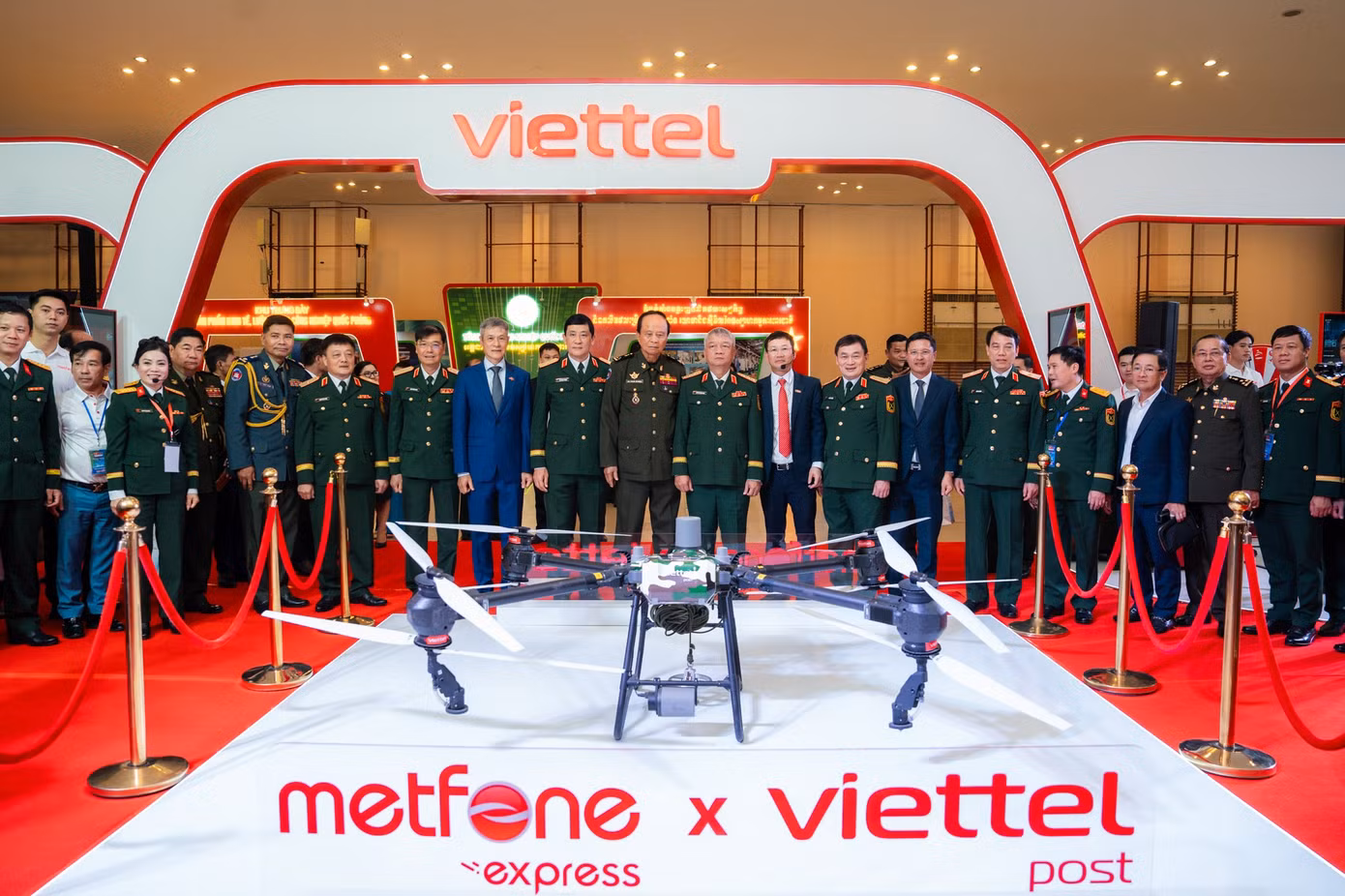 o-linh-vuc-logistics-viettel-trung-bay-hai-mau-drone-van-chuyen-do-viettel-post-phat-trien-tai-trong-toi-da-50-kg.jpg