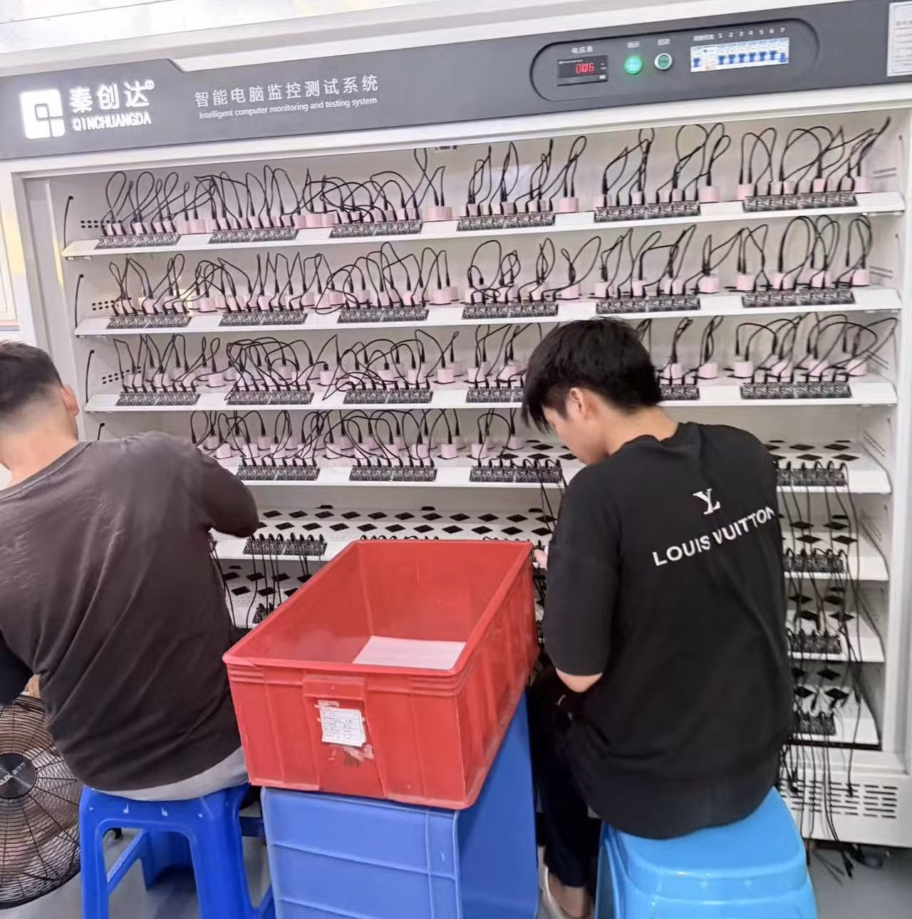 Củ sạc NX05 màu hồng được cắm vào tủ chạy thử tại nhà máy đối tác. (Ảnh: Nexsmart Vietnam)