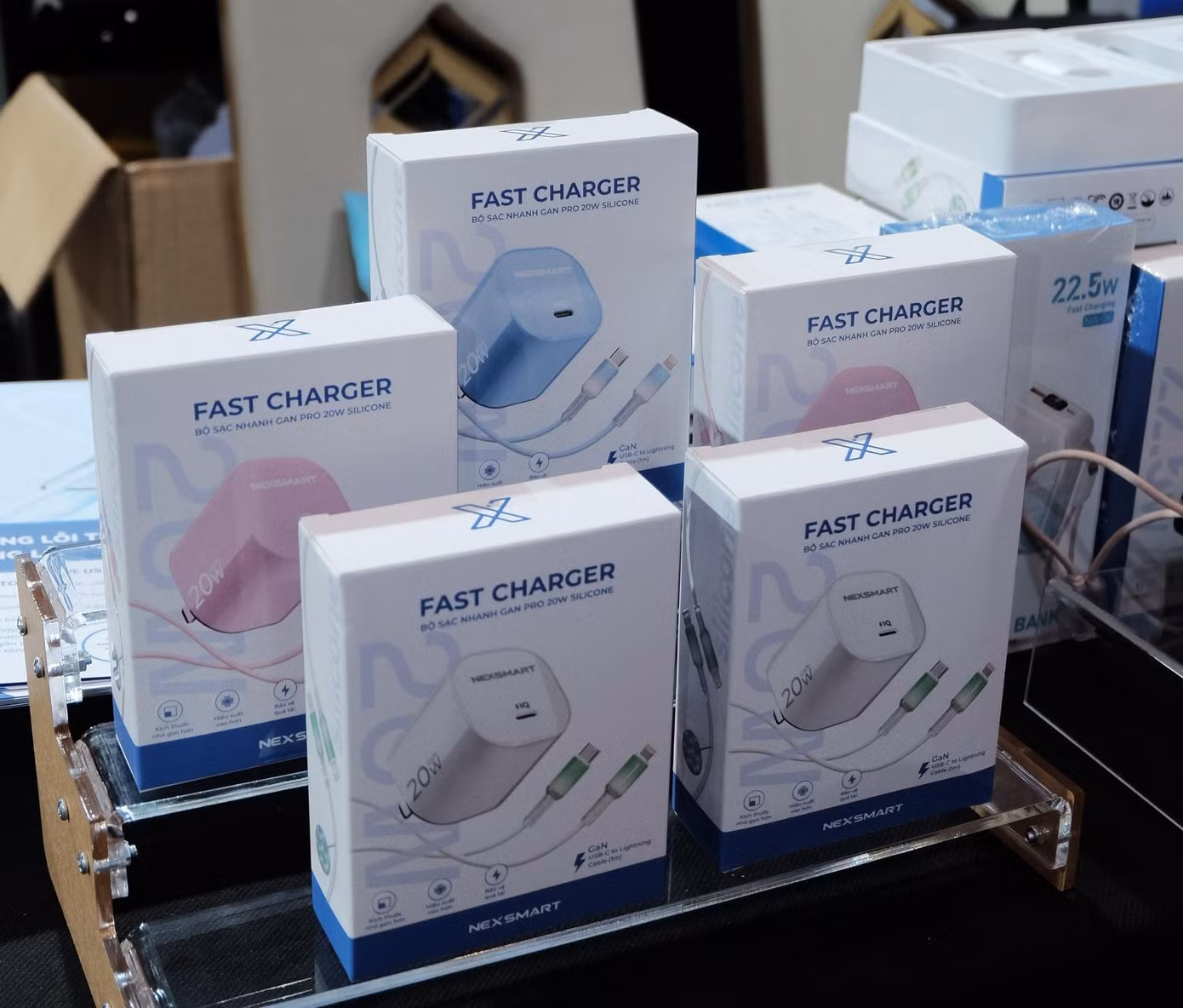 Hộp bộ sạc nhanh GaN Pro 20W in tên thương hiệu NEXSMART và tên hàng hóa bằng tiếng Việt.