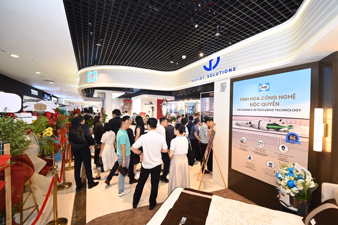 Đông đảo khách hàng tham quan và trải nghiệm Showroom Uuviet Solutions Hà Nội
