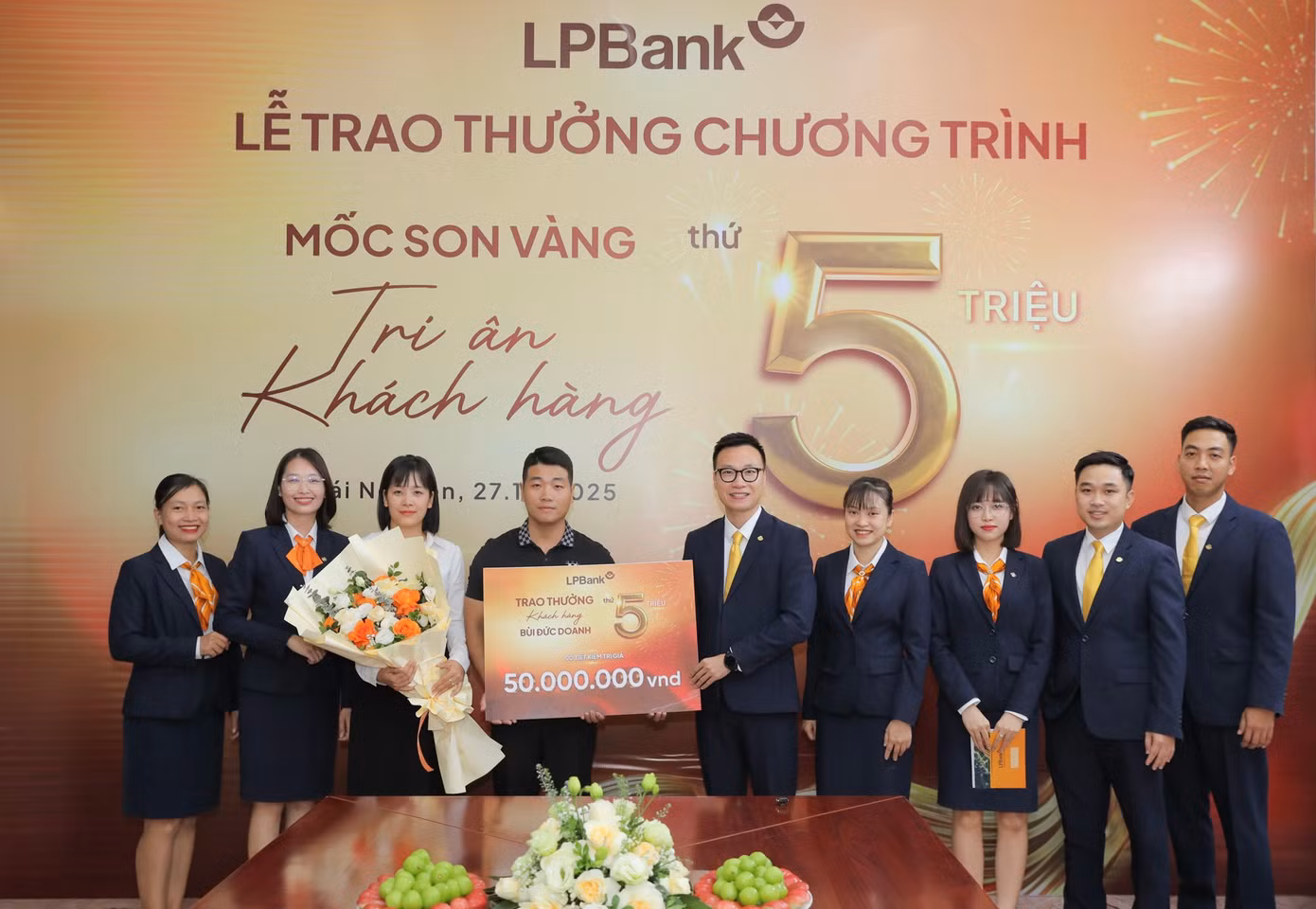 anh-1-lpb-trao-tang-khach-hang-thu-5-trieu.jpg