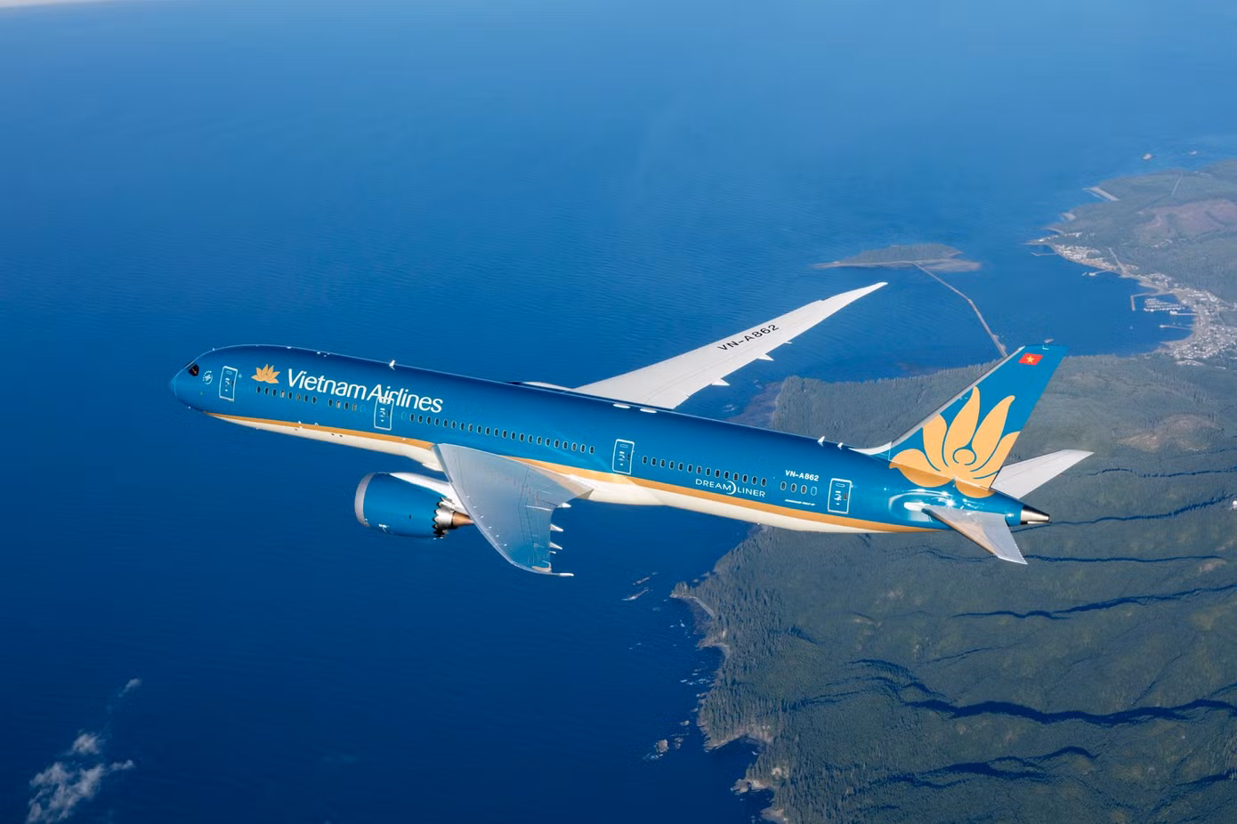 1-thiet-ke-bong-sen-vang-tren-nen-son-xanh-cua-vietnam-airlines-duoc-hanh-khach-binh-chon-la-hang-hang-khong-co-thiet-ke-son-tau-bay-dep-nhat-tai-flyers-choice-awards-2026.jpg