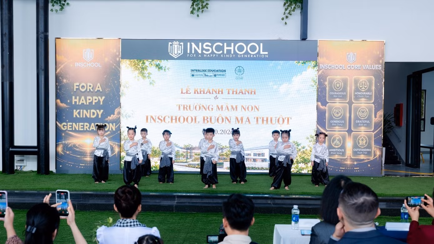 Các em học sinh Trường Mầm non INschool tại Thành Phố Cà Phê hân hoan trình diễn trong lễ khánh thành trường, cùng chào đón một hành trình học tập hạnh phúc.