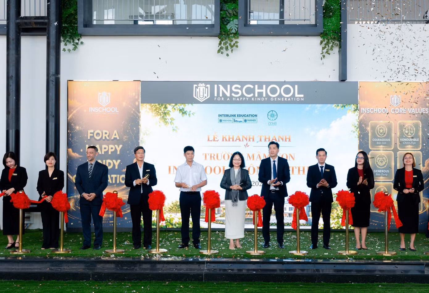 Các đại biểu thực hiện nghi thức cắt băng khánh thành trường mầm non INschool tại Thành Phố Cà Phê.