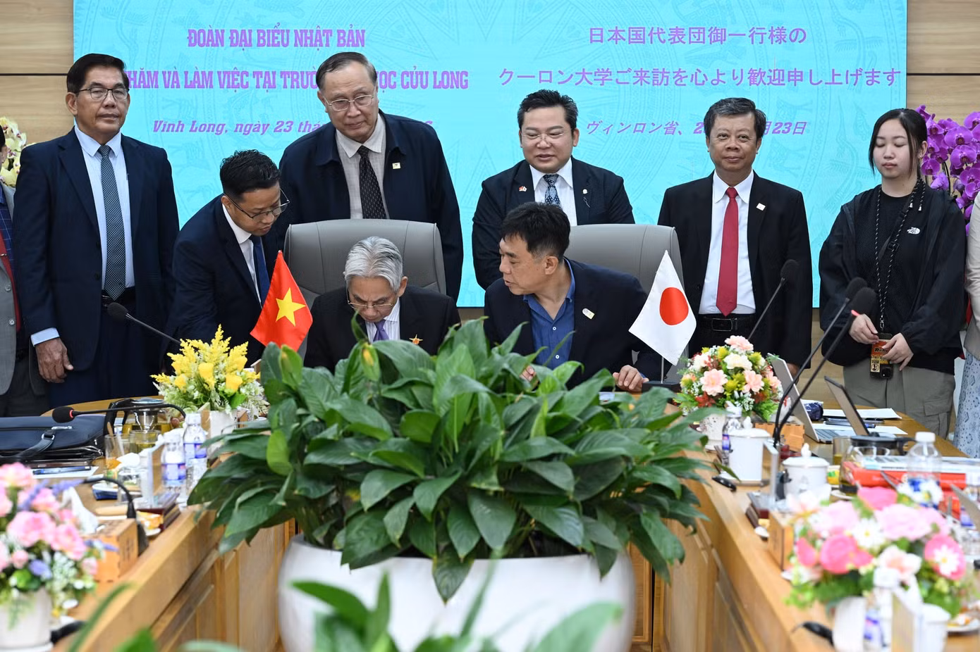 3-lanh-dao-truong-dai-hoc-cuu-long-va-lanh-dao-truong-dai-hoc-y-te-va-suc-khoe-tokyo-ky-thoa-thuan-ve-viec-gia-han-bien-ban-ghi-nho-giua-hai-truong.jpg