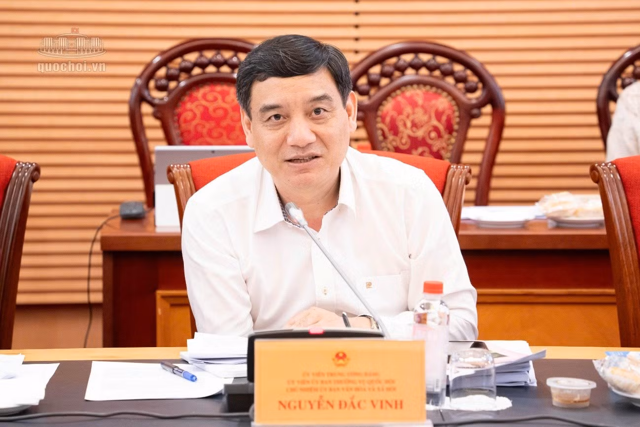 Chủ nhiệm Ủy ban Văn hóa và Xã hội của Quốc hội Nguyễn Đắc Vinh đề nghị Bộ Y tế tham vấn đầy đủ các đối tượng chịu tác động, bảo đảm các quy định chặt chẽ, dựa trên căn cứ khoa học, thực tiễn và khả thi. (Ảnh: Quochoi.vn)