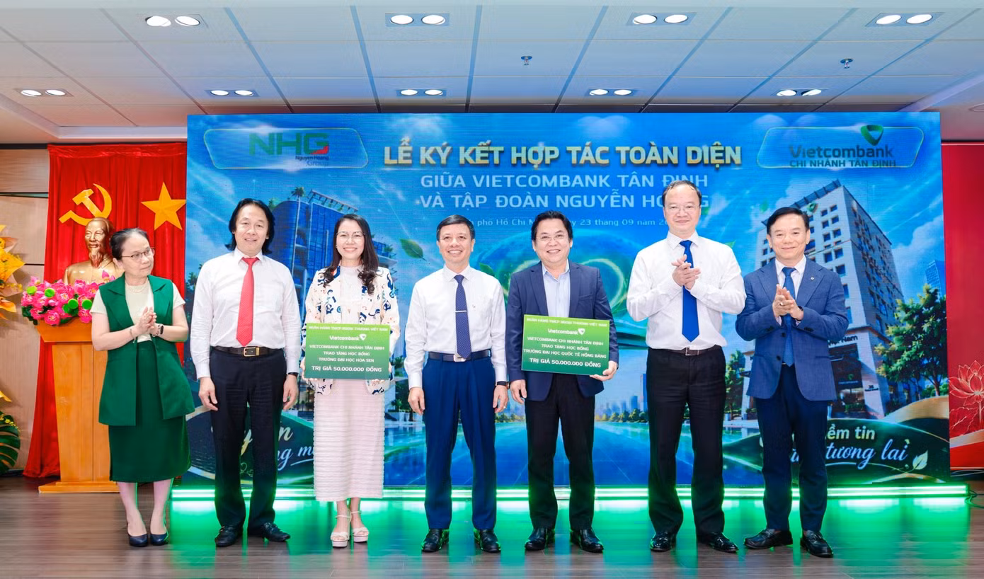 Ông Nguyễn Hữu Huy Nhựt, Hiệu trưởng Trường Đại học Hoa Sen và bà Trần Thúy Trâm Quyên, Phó Hiệu trưởng Trường Đại học Quốc tế Hồng Bàng, đại diện khối đại học NHG nhận gói học bổng Vietcombank trao tặng.
