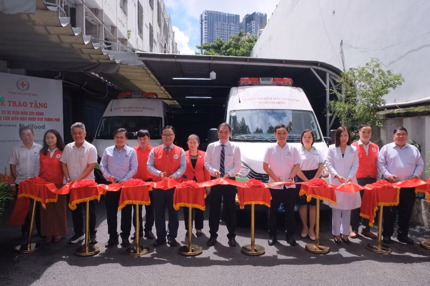 Đại diện hai đơn vị cắt băng khánh thành tại lễ trao 2 chiếc xe phục vụ công tác hiến máu trên địa bàn TP. HCM