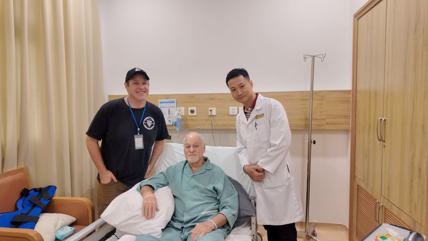Bệnh nhân Pettit Jeff Gray (70 tuổi, quốc tịch Mỹ) tin tưởng lựa chọn Vinmec Nha Trang để điều trị tình trạng thoái hóa khớp gối nghiêm trọng.