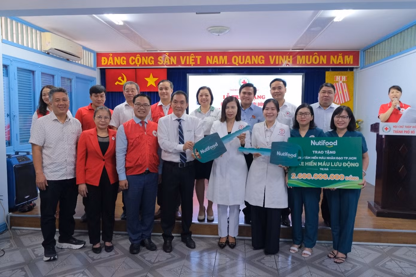 Lãnh đạo Nutifood đại diện trao món quà ý nghĩa đến Trung tâm Hiến máu Nhân đạo TP. HCM