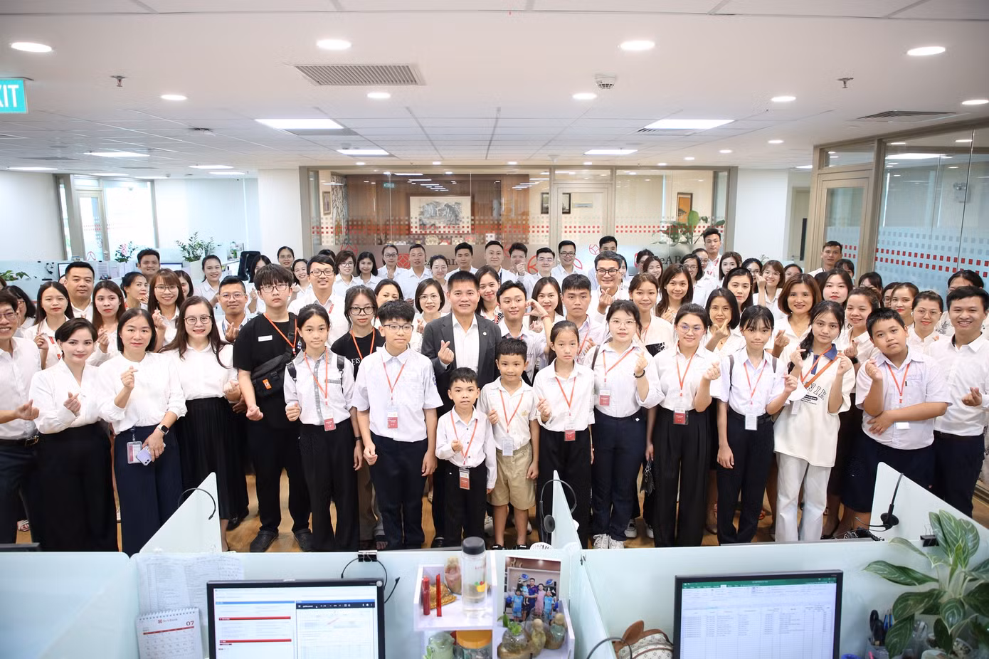 anh-1-cac-em-hoc-sinh-do-quy-uom-mam-uoc-mo-do-dau-hao-huc-khi-duoc-toi-tham-hoi-so-seabank.jpg