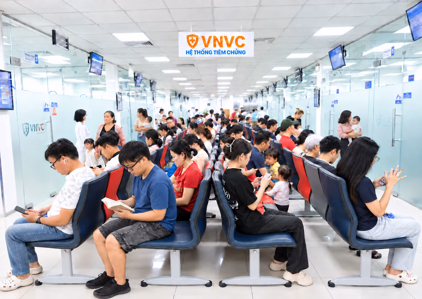 Đông đảo phụ huynh đưa trẻ đến VNVC tiêm vắc xin tay chân miệng và đăng ký đặt giữ các mũi tiếp theo, chủ động bảo vệ con giữa cao điểm mùa bệnh. Ảnh: Mộc Thảo