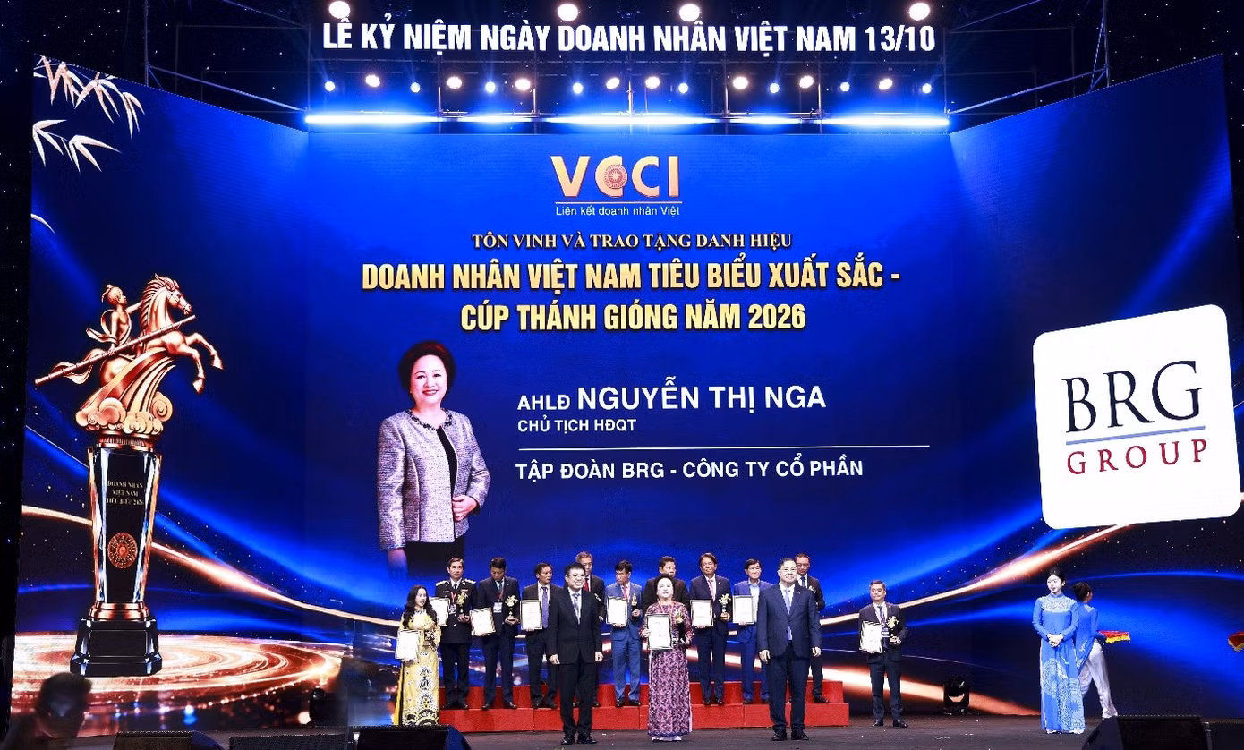 Đồng chí Phạm Gia Túc - Ủy viên Bộ Chính trị, Phó Thủ tướng Thường trực Chính phủ và Đồng chí Hồ Sỹ Hùng – Chủ tịch VCCI trao tặng Cúp Thánh Gióng cho Anh hùng Lao động Nguyễn Thị Nga