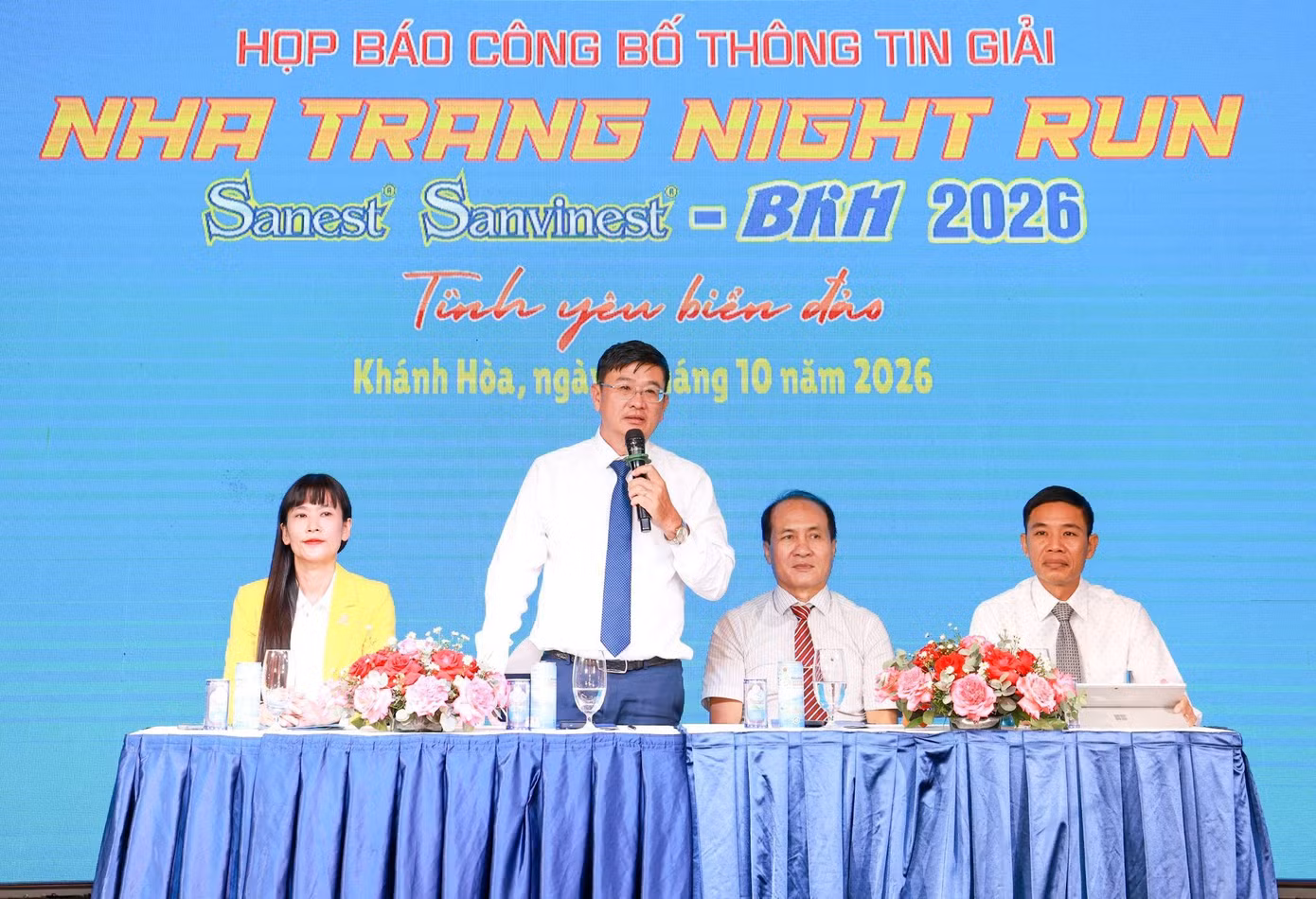 Ông Lê Hoàng Triều, Giám đốc Báo và Phát thanh, Truyền hình Khánh Hòa, Trưởng Ban tổ chức giải phát biểu tại buổi họp báo