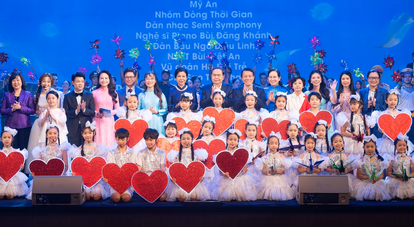 anh-hung-lao-dong-tien-si-nguyen-thi-phuong-thao-da-thay-mat-can-bo-nhan-vien-sovico-vietjet-va-hdbank-trao-tang-30-ty-dong-ho-tro-phu-nu-va-tre-em-mac-benh-hiem-ngheo-thuoc-dien-ho-ngheo-can-ngheo-tren-toan-quoc.jpg