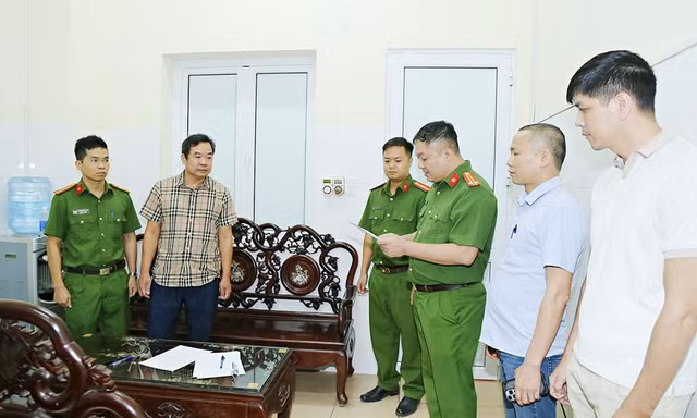 Cơ quan Cảnh sát điều tra Công an tỉnh Bắc Ninh khám xét nơi làm việc của Hoàng Văn Huấn (áo kẻ).