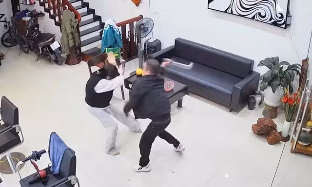Hình ảnh vụ việc cắt từ clip.
