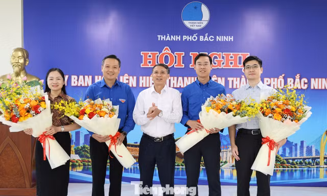 Anh Hà Thái Sơn (thứ 2 bên phải) được bầu làm Chủ tịch Hội LHTN thành phố Bắc Ninh.