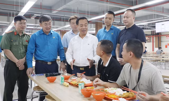 Lãnh đạo Liên đoàn Lao động thành phố Bắc Ninh thăm hỏi công nhân tại bữa cơm Công đoàn.