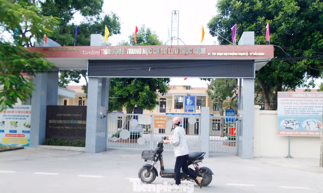 Hiệu trưởng Trường THCS Lưu Thúc Kiệm yêu cầu trả lại quỹ phụ huynh. Ảnh: Nguyễn Thắng.