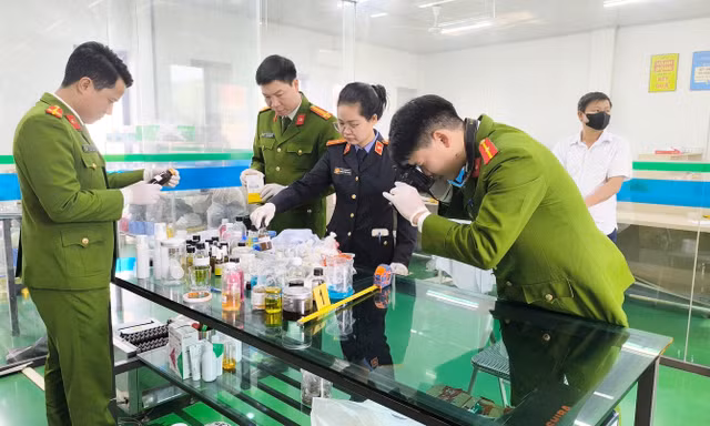 Công an khám xét Công ty cổ phần dược BMP. Ảnh: Công an tỉnh Bắc Ninh.
