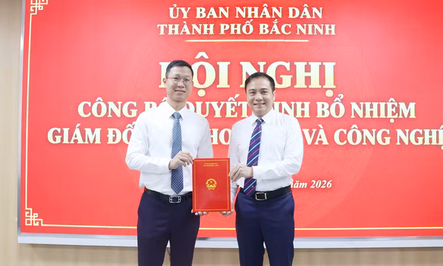 Phó Chủ tịch UBND thành phố Bắc Ninh Đào Thanh Trường (bên phải) trao quyết định bổ nhiệm cho ông Thân Trung Kiên.