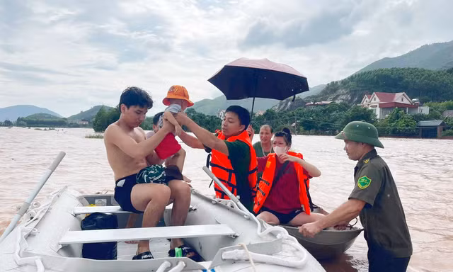 Công an xã Bắc Lũng kịp thời hỗ trợ gia đình đưa cháu bé 2 tuổi bị sốt cao đi cấp cứu.