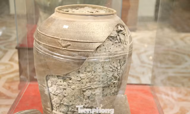 Loại tiền trong chum này có từ thời nhà Đường đến nhà Tống (Trung Quốc), niên đại từ thế kỷ thứ VII đến thế kỷ XIII. Chum tiền cao 56 cm, đường kính miệng 30 cm. Tiền bằng đồng.