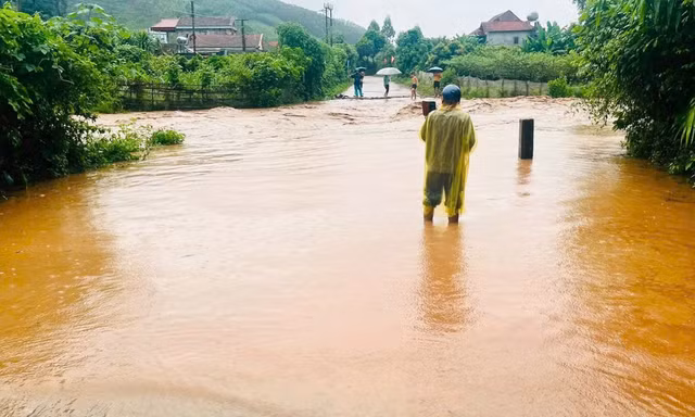 Mưa lớn dồn dập, 6 thôn ở Bắc Ninh bị cô lập.
