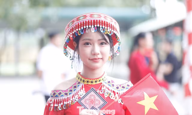 Ủy viên Bộ Chính trị, Thường trực Ban Bí thư Trần Cẩm Tú nói chuyện với các em học sinh trường Phổ thông Dân tộc nội trú tỉnh Bắc Ninh.