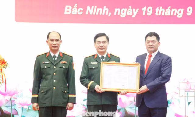 Bí thư Thành ủy Bắc Ninh Nguyễn Hồng Thái trao quyết định cho lãnh đạo Bộ Chỉ huy Quân sự thành phố Bắc Ninh. Ảnh: Nguyễn Thắng