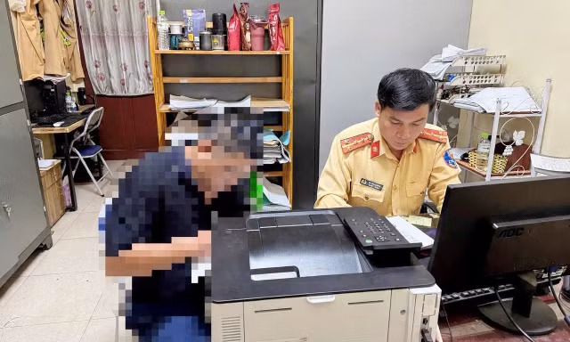 Cảnh sát giao thông tỉnh Bắc Ninh làm việc với ông Hứa V.A.