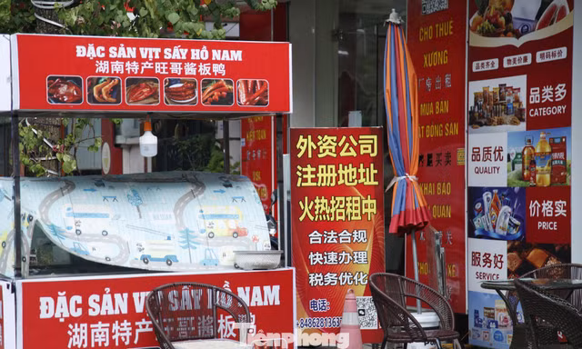 Một đoạn đường Ngọc Hân Công Chúa ở phường Kinh Bắc (thành phố Bắc Ninh) có nhiều biển chữ nước ngoài xen kẽ chữ tiếng Việt. Ảnh: Nguyễn Thắng