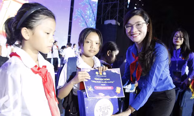 Chị Hồ Hồng Nguyên - Bí thư Trung ương Đoàn, Chủ tịch Hội đồng Đội Trung ương trao quà tặng thiếu nhi.