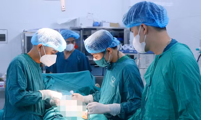 Bác sĩ Bệnh viện Đa khoa Bắc Ninh số 1 phẫu thuật cho bệnh nhân.