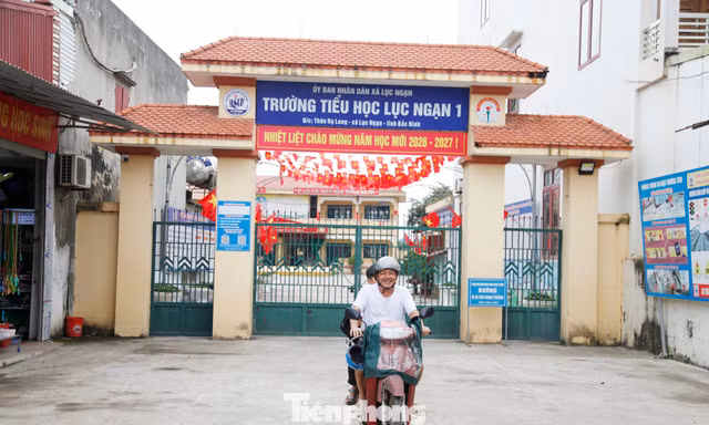 Một số cán bộ giáo viên ở xã Lục Ngạn (Bắc Ninh) phản ánh việc bổ nhiệm hiệu trưởng khi sắp xếp trường học chưa thỏa đáng. Ảnh: Nguyễn Thắng.