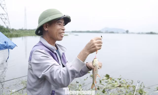 Niềm vui của cần thủ khi câu được cá.