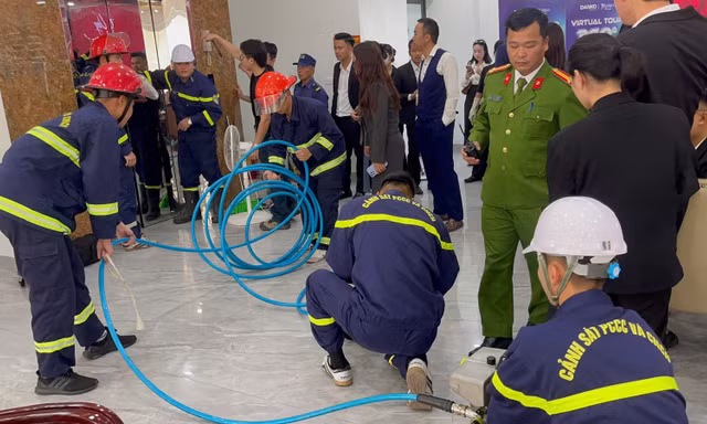 Công an kịp thời cứu hộ an toàn 21 người mắc kẹt trong thang máy.