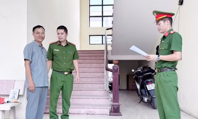 Cơ quan CSĐT Công an tỉnh Bắc Ninh tống đạt quyết định khởi tố bị can đối với Nguyễn Quang Thiều. Ảnh: Công an tỉnh Bắc Ninh.